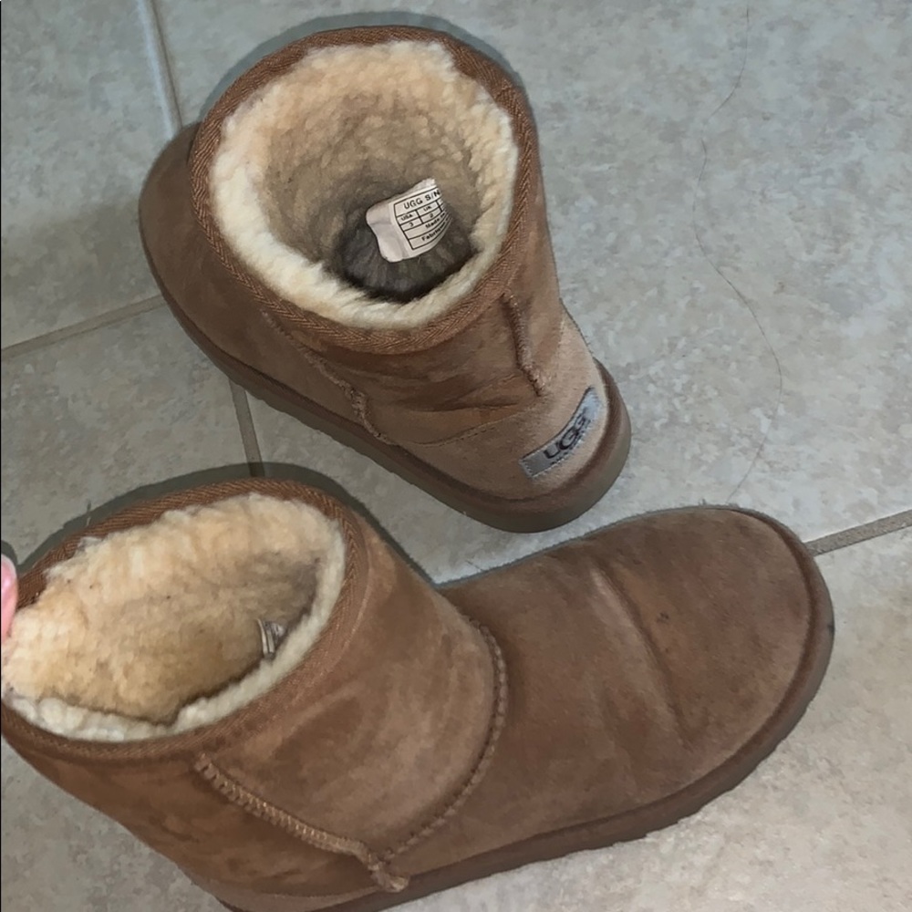 Ugg’s Classic Short Boot (chestnut)